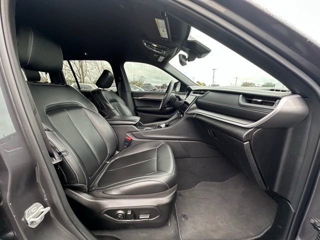 Used 2025 Jeep Grand Cherokee Limited image 32