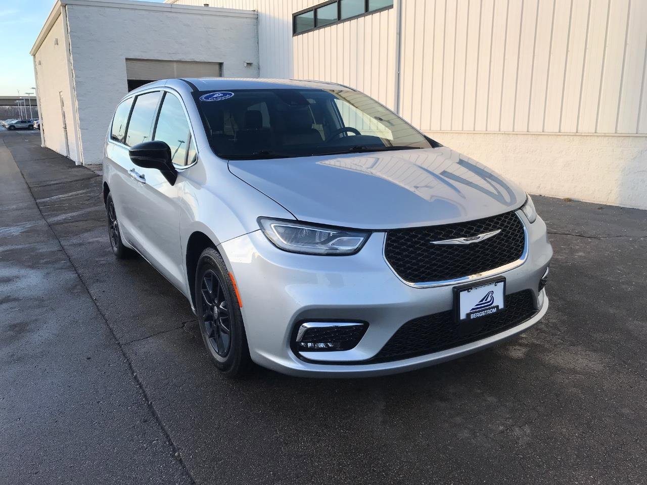 Used 2024 Chrysler Pacifica Touring-L image 1