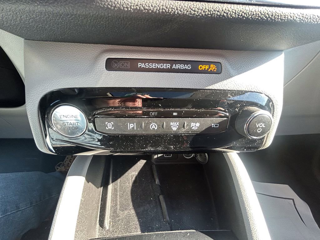 Used 2025 Ford Escape Platinum w/ Premium Technology Package image 18