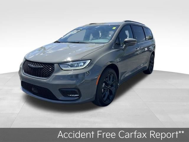 Used 2021 Chrysler Pacifica Touring-L w/ Uconnect Theater Family Group AWD/4WD image 3