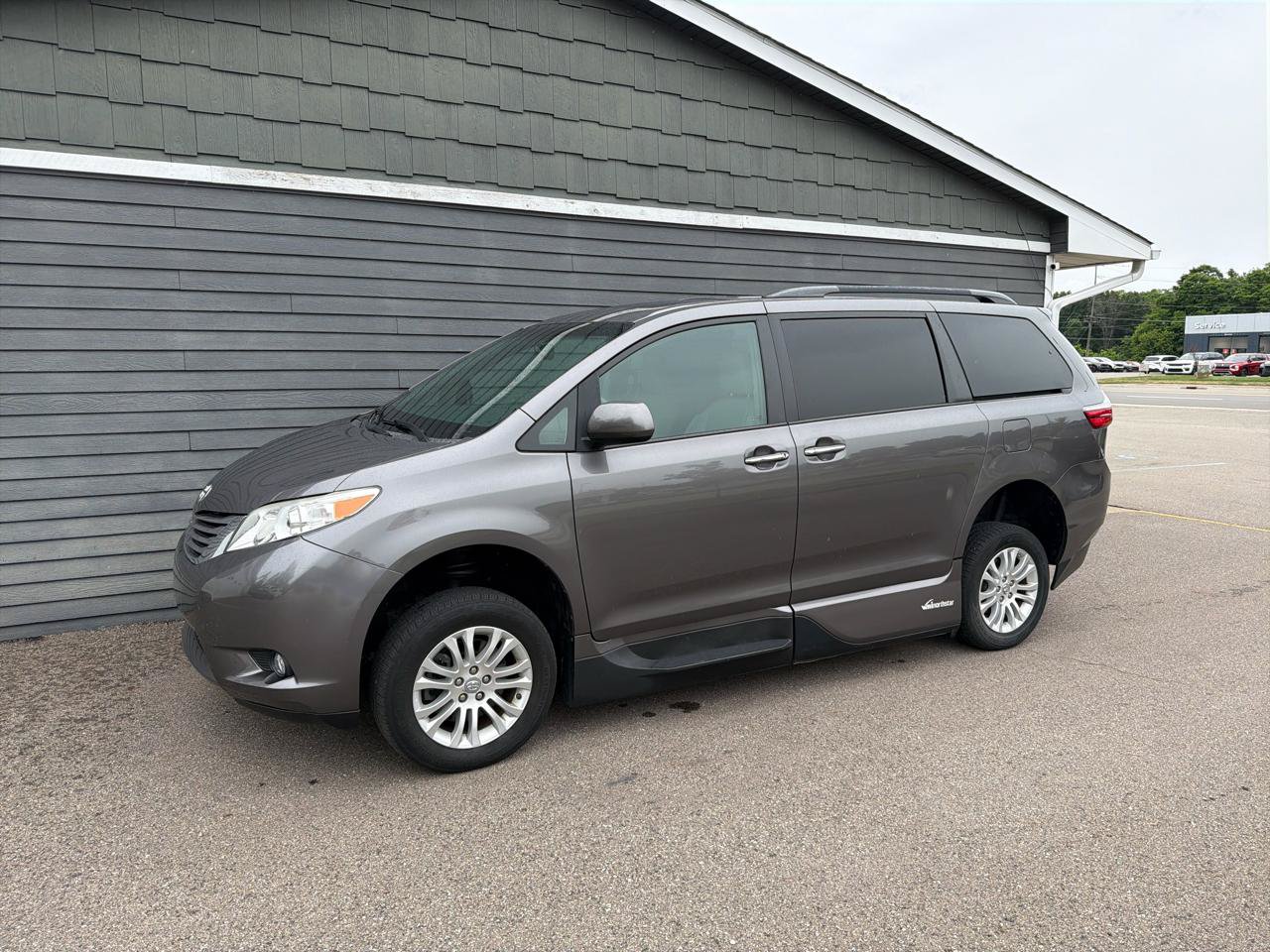 Used 2017 Toyota Sienna XLE FWD image 8