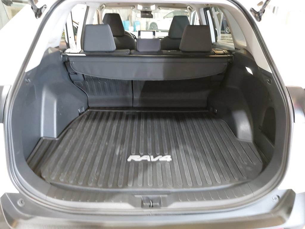 Used 2025 Toyota RAV4 XLE AWD/4WD image 12