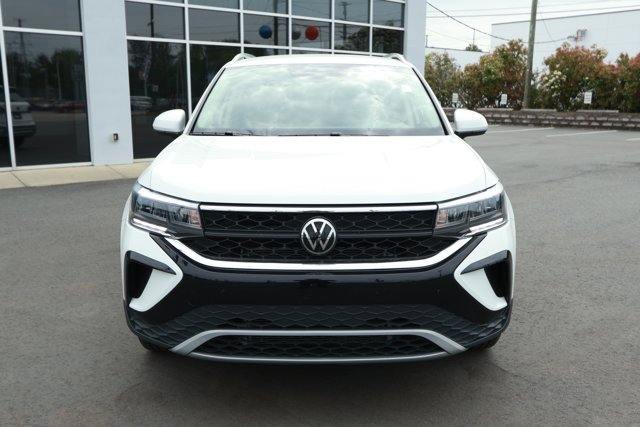 Used 2023 Volkswagen Taos SE FWD image 2