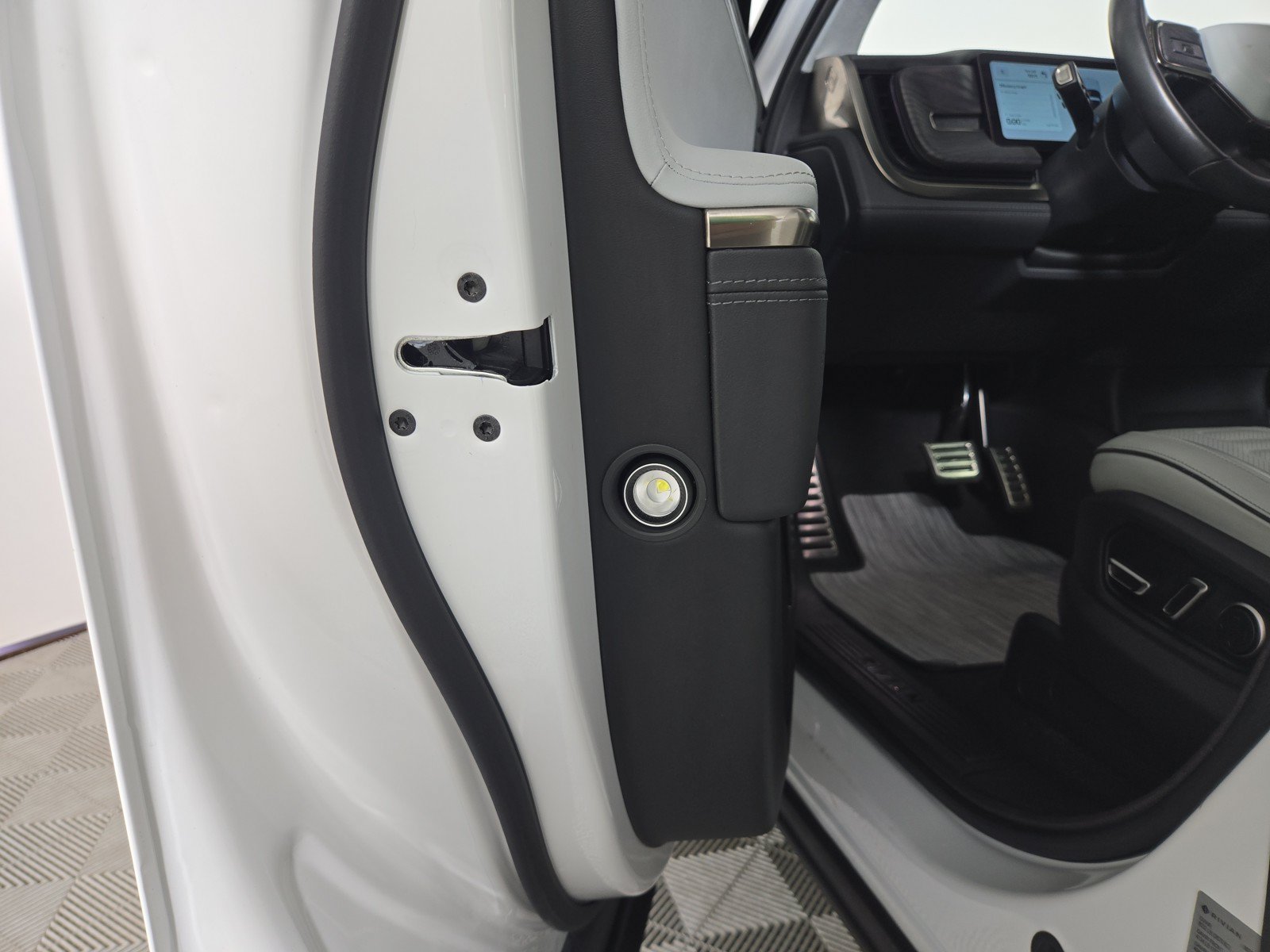 Used 2024 Rivian R1T Adventure AWD/4WD image 30