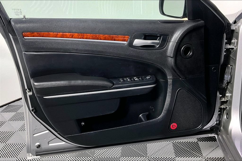 Used 2014 Chrysler 300 w/ Driver Convenience Group RWD image 23