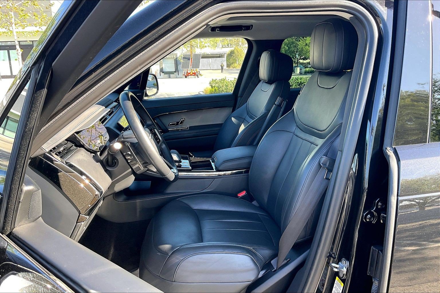 Used 2024 Land Rover Range Rover Sport SE AWD/4WD image 8
