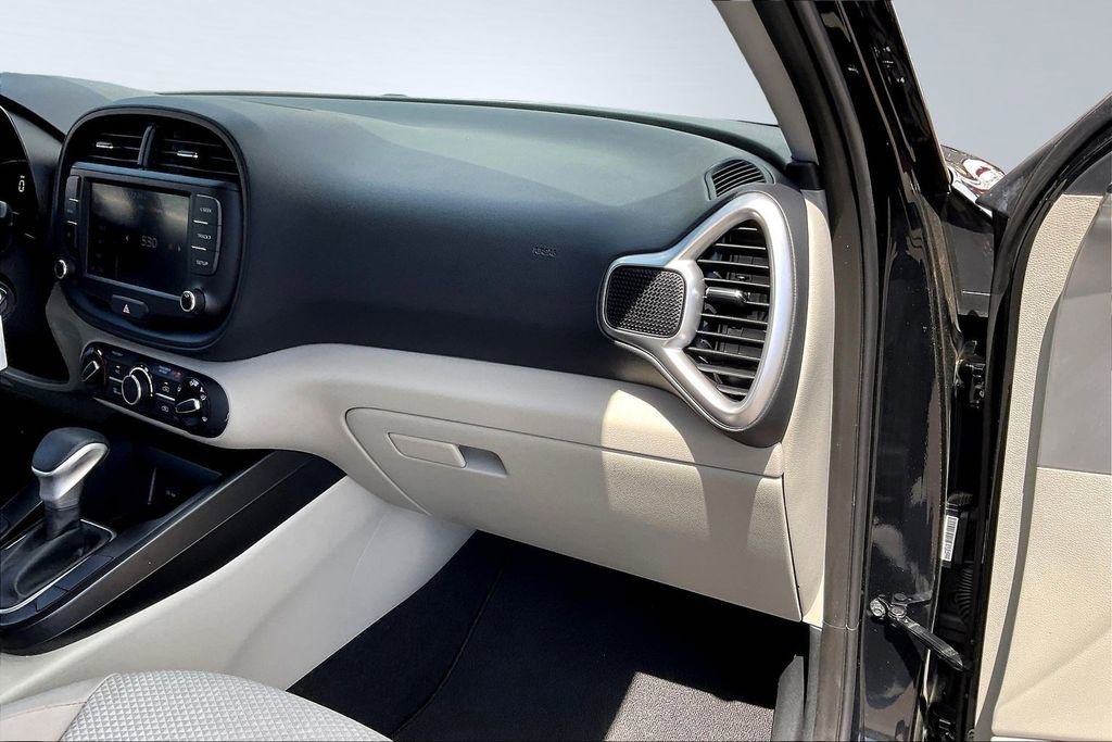 Used 2025 Kia Soul LX w/ LX Technology Package FWD image 26