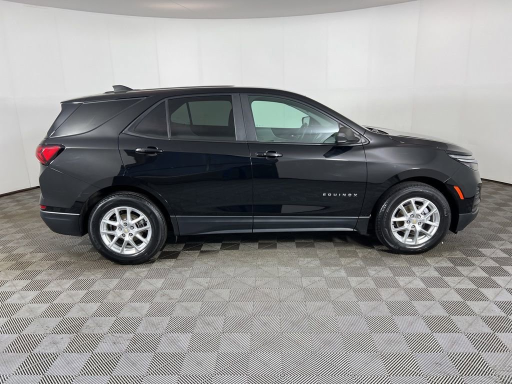 Used 2022 Chevrolet Equinox LS w/ LS Convenience Package FWD image 2