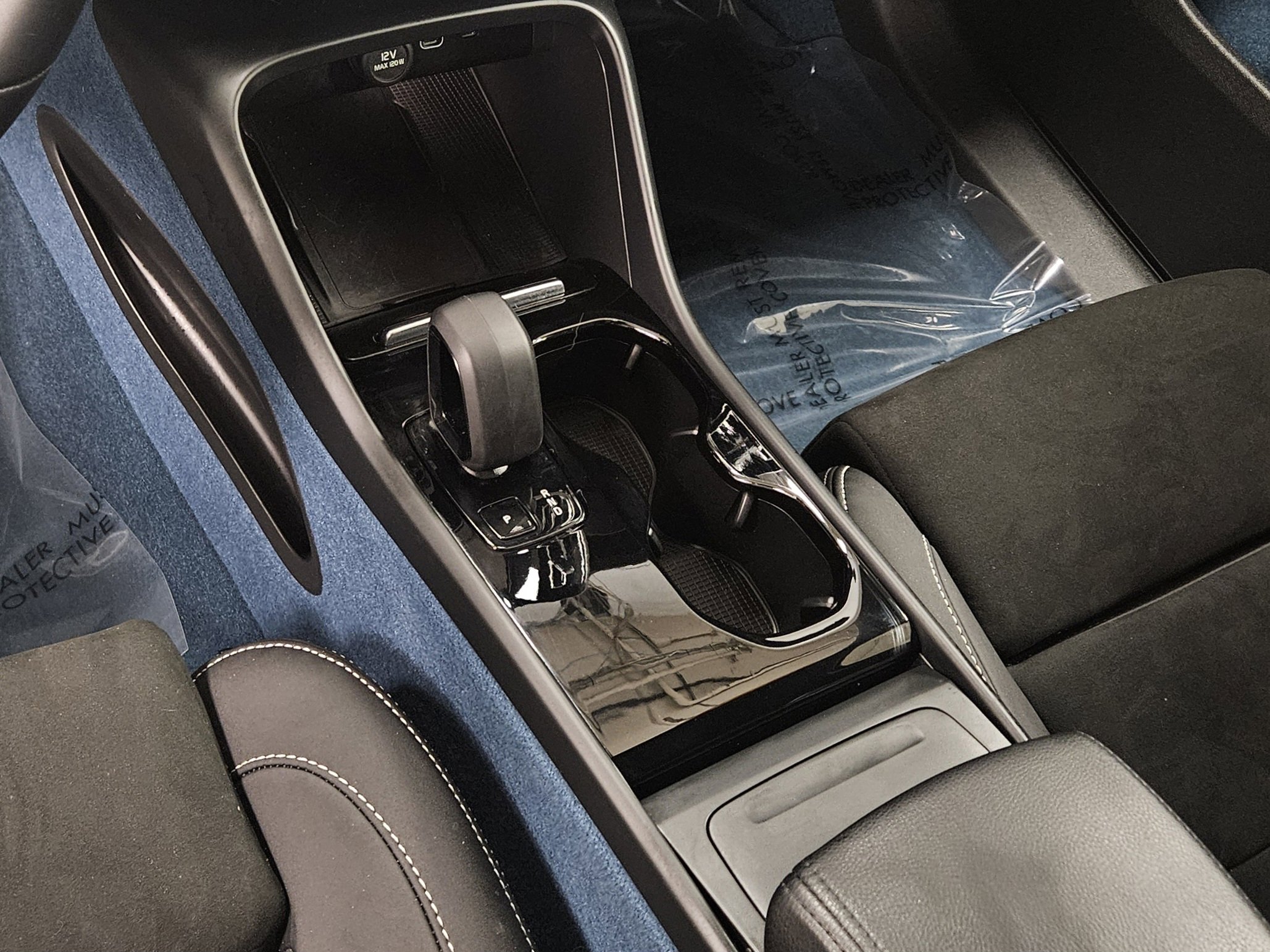 Used 2023 Volvo XC40 Recharge Ultimate image 42