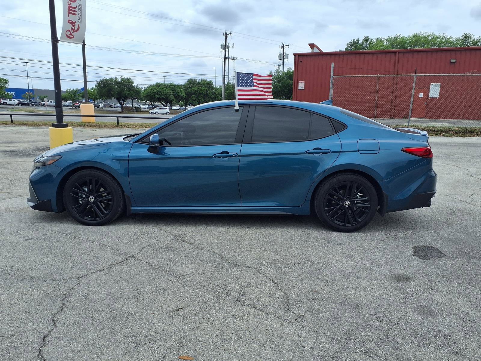 Used 2025 Toyota Camry SE w/ Convenience Package image 7
