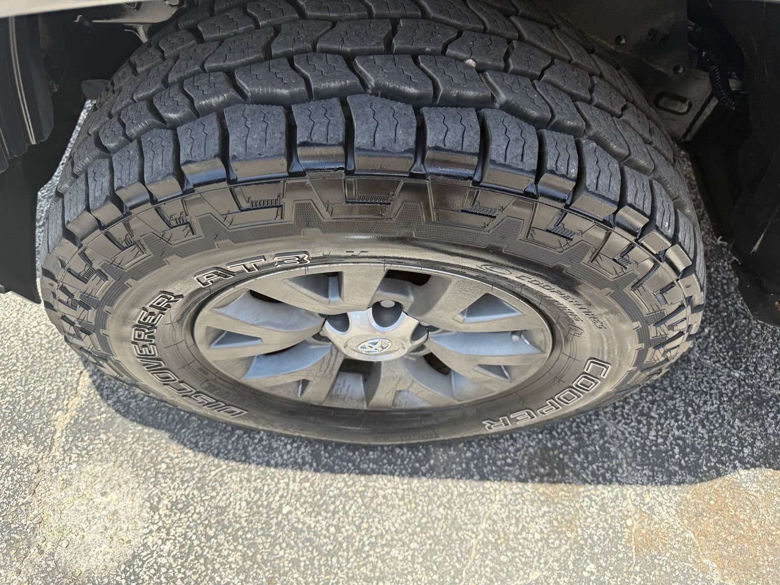 Used 2018 Toyota Tacoma SR5 AWD/4WD image 9