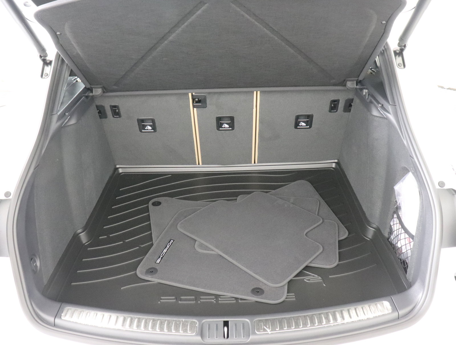 Used 2025 Porsche Macan image 16