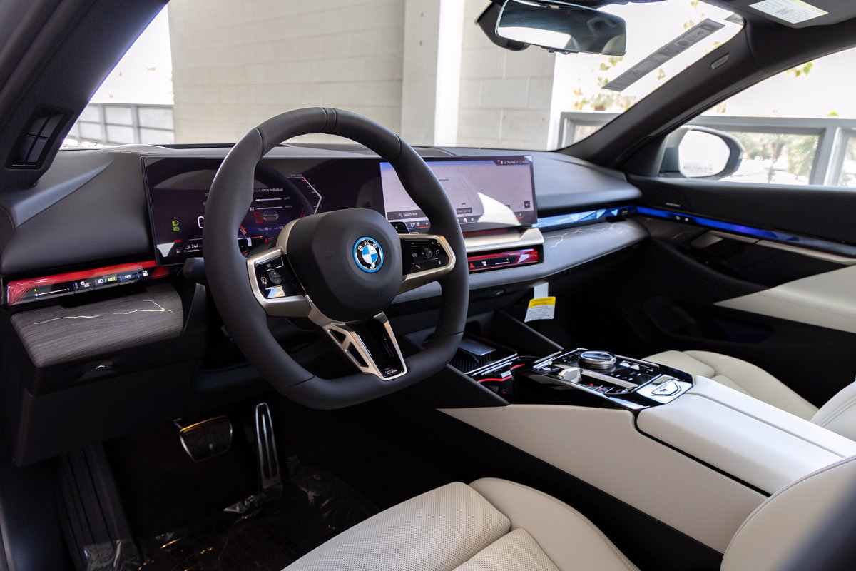 Certified 2026 BMW 550e xDrive w/ Premium Package AWD/4WD image 18