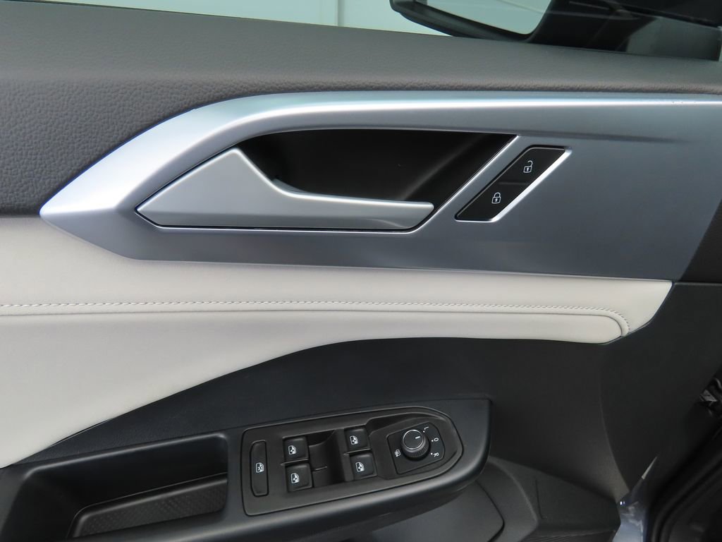 Used 2025 Volkswagen Taos SE w/ Panoramic Sunroof Package FWD image 23