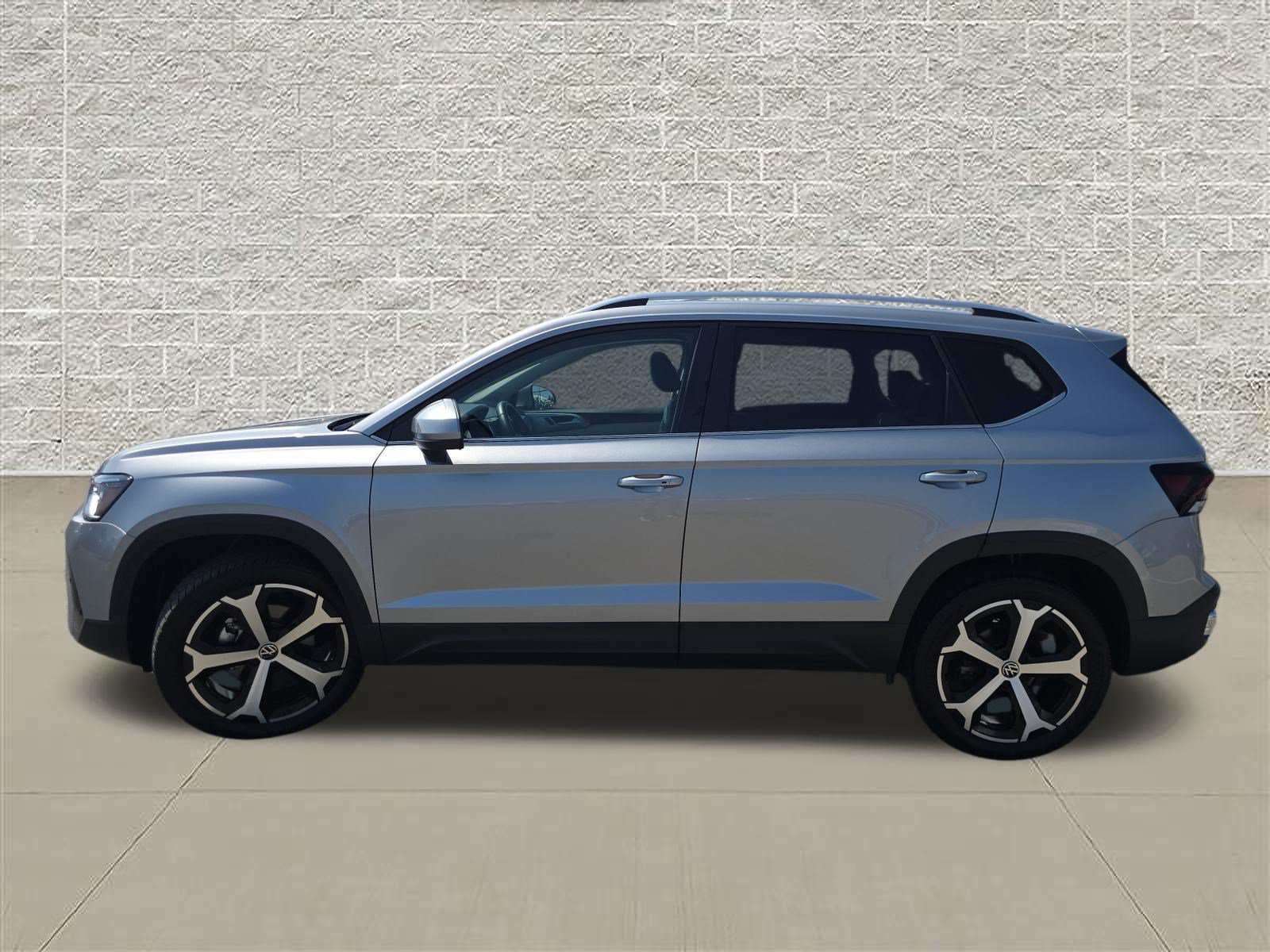 Certified 2025 Volkswagen Taos SEL AWD/4WD image 4