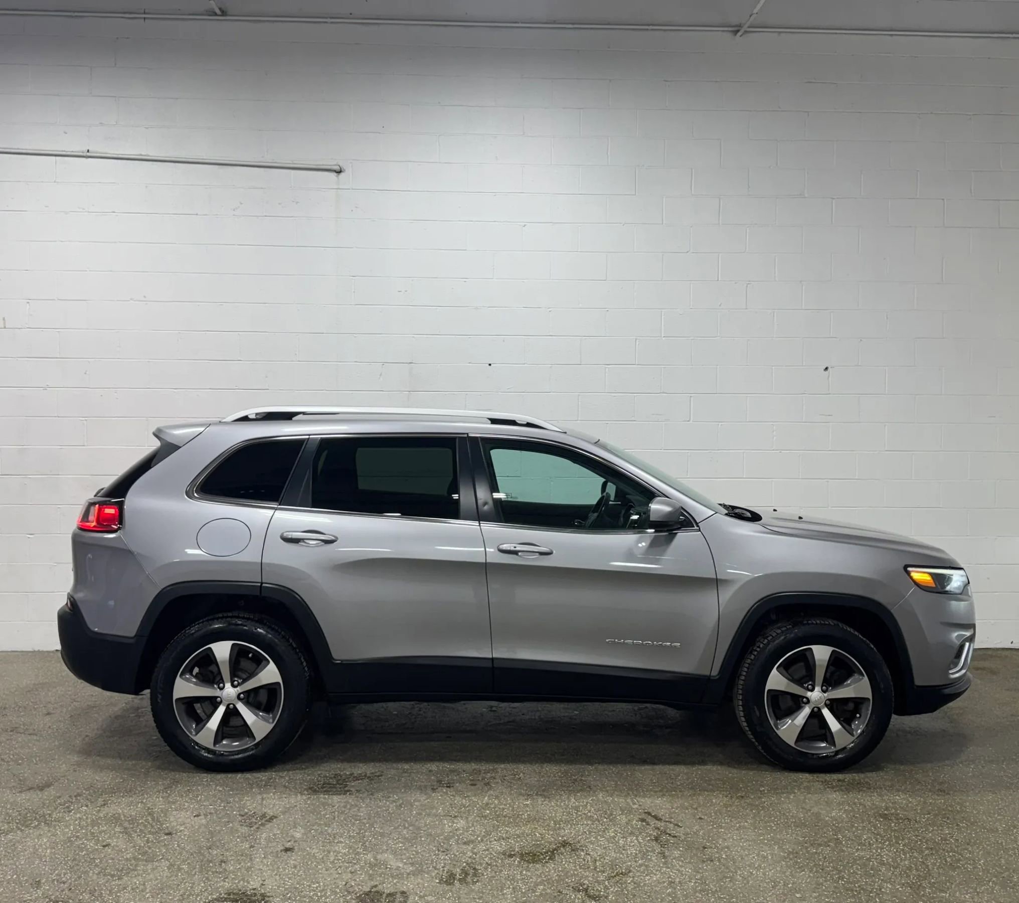 Used 2019 Jeep Cherokee Limited image 2