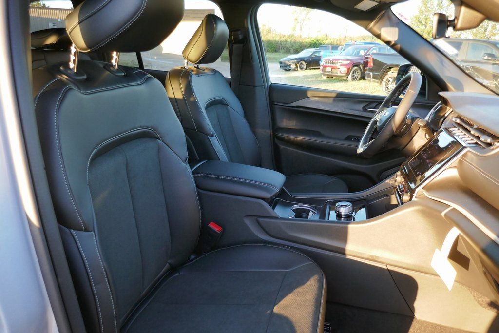 New 2025 Jeep Grand Cherokee Altitude image 9