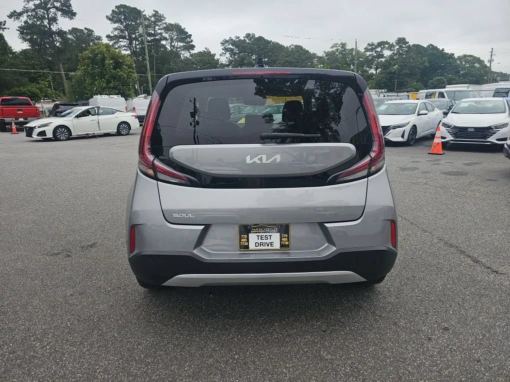 Used 2025 Kia Soul LX w/ LX Technology Package FWD image 4