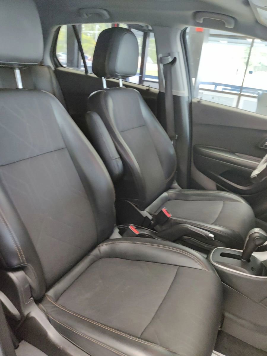 Used 2021 Chevrolet Trax LT w/ LT Convenience Package AWD/4WD image 12