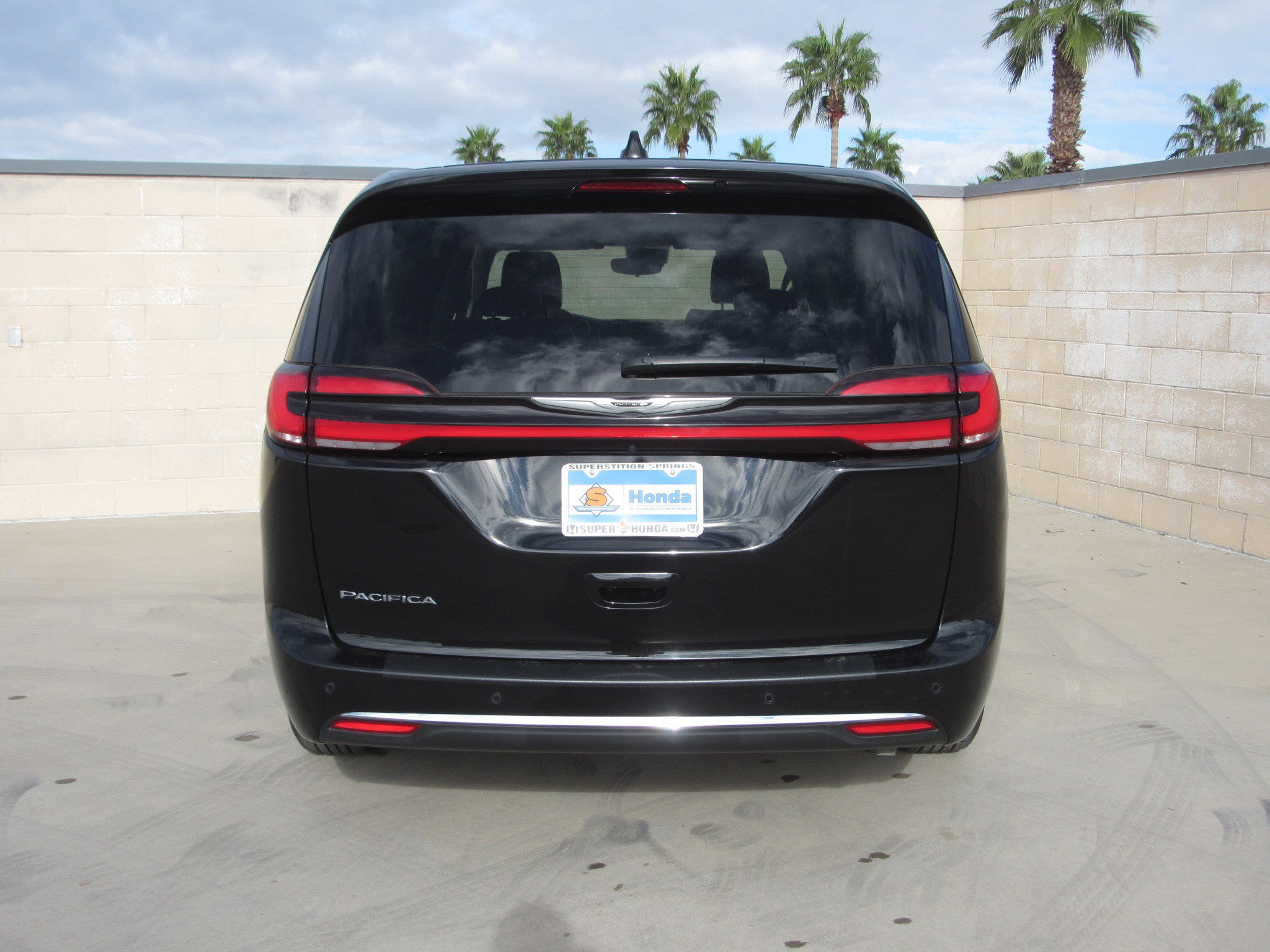 Used 2024 Chrysler Pacifica Touring-L image 7