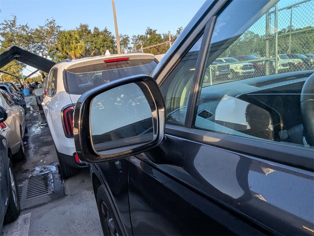 Used 2025 Kia Carnival EX image 16