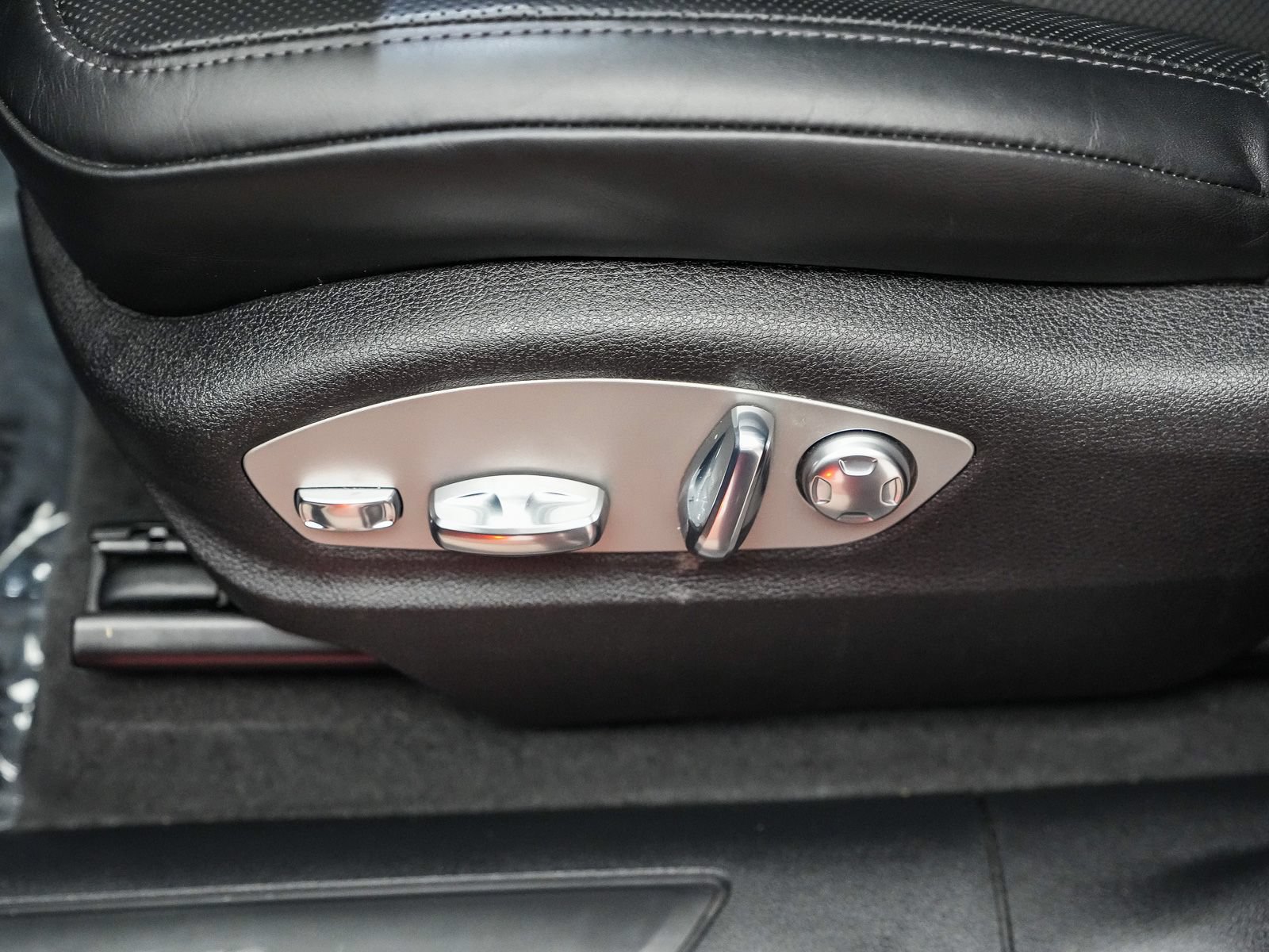 Certified 2024 Porsche Macan AWD/4WD image 24