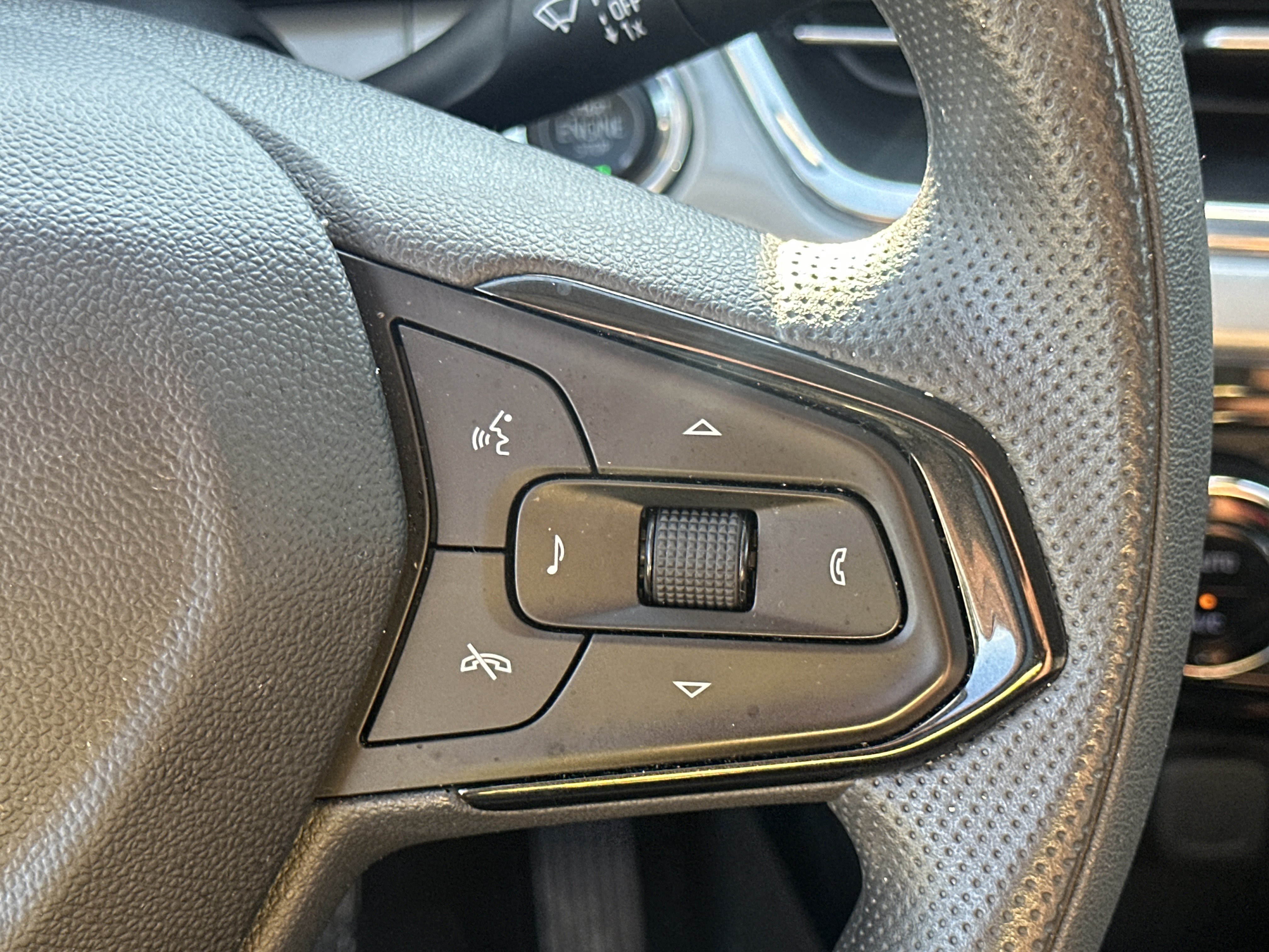 Used 2025 Chevrolet Trax LT FWD image 25