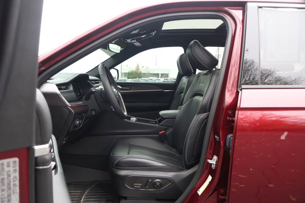 Used 2024 Jeep Grand Cherokee Overland image 29