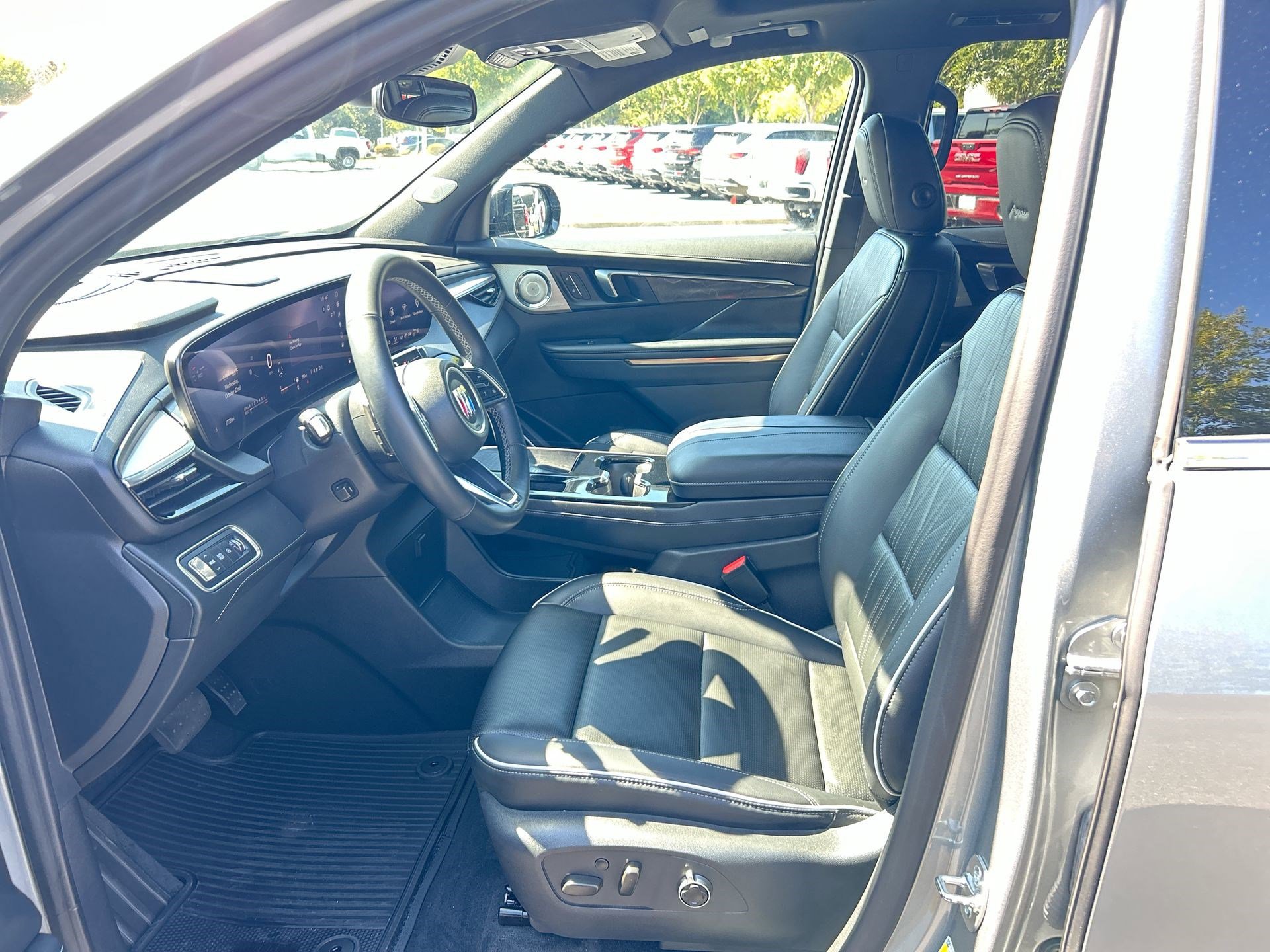 Used 2025 Buick Enclave Avenir image 16