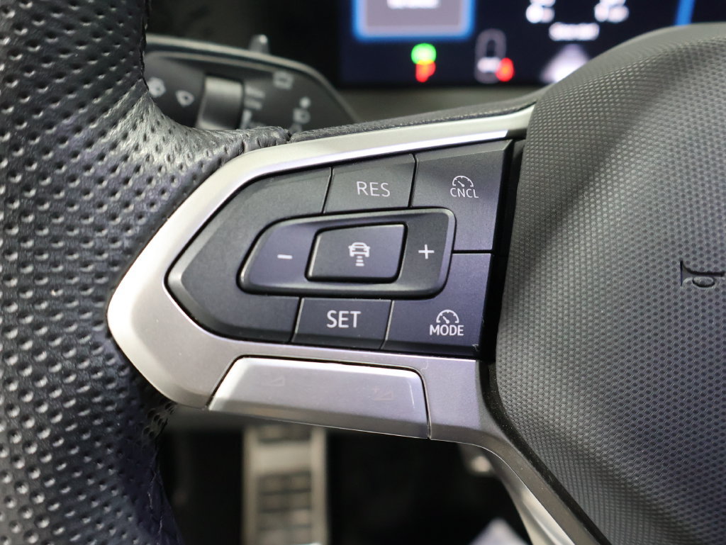 Used 2025 Volkswagen Tiguan SE R-Line AWD/4WD image 35