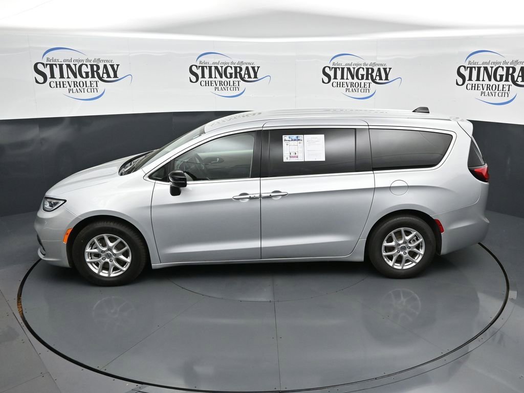 Used 2024 Chrysler Pacifica Touring-L FWD image 21
