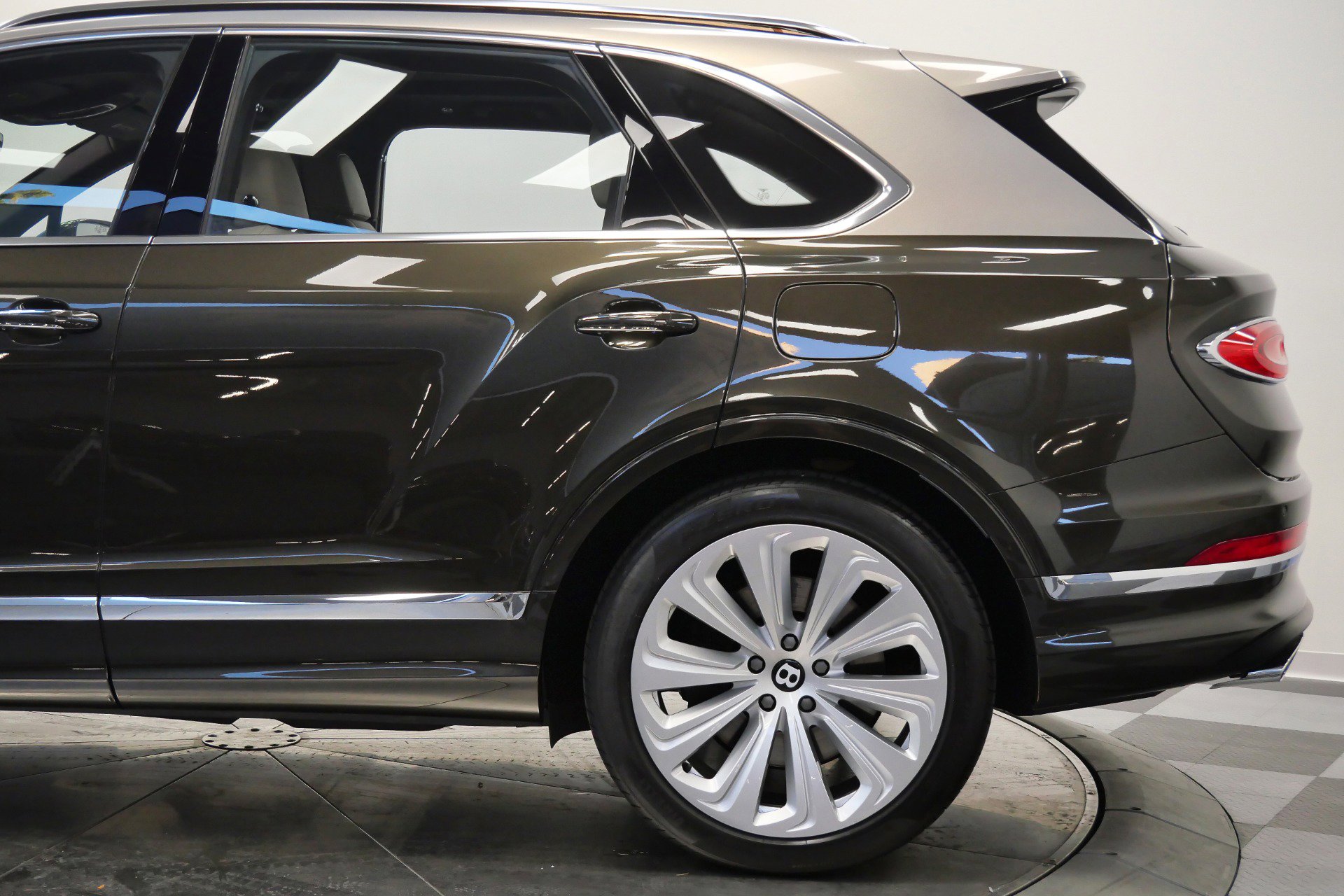 Used 2021 Bentley Bentayga Plug-In Hybrid image 47