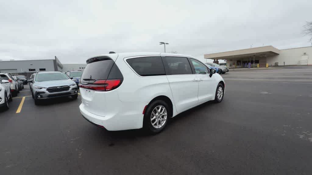 Used 2024 Chrysler Pacifica Touring-L FWD image 8