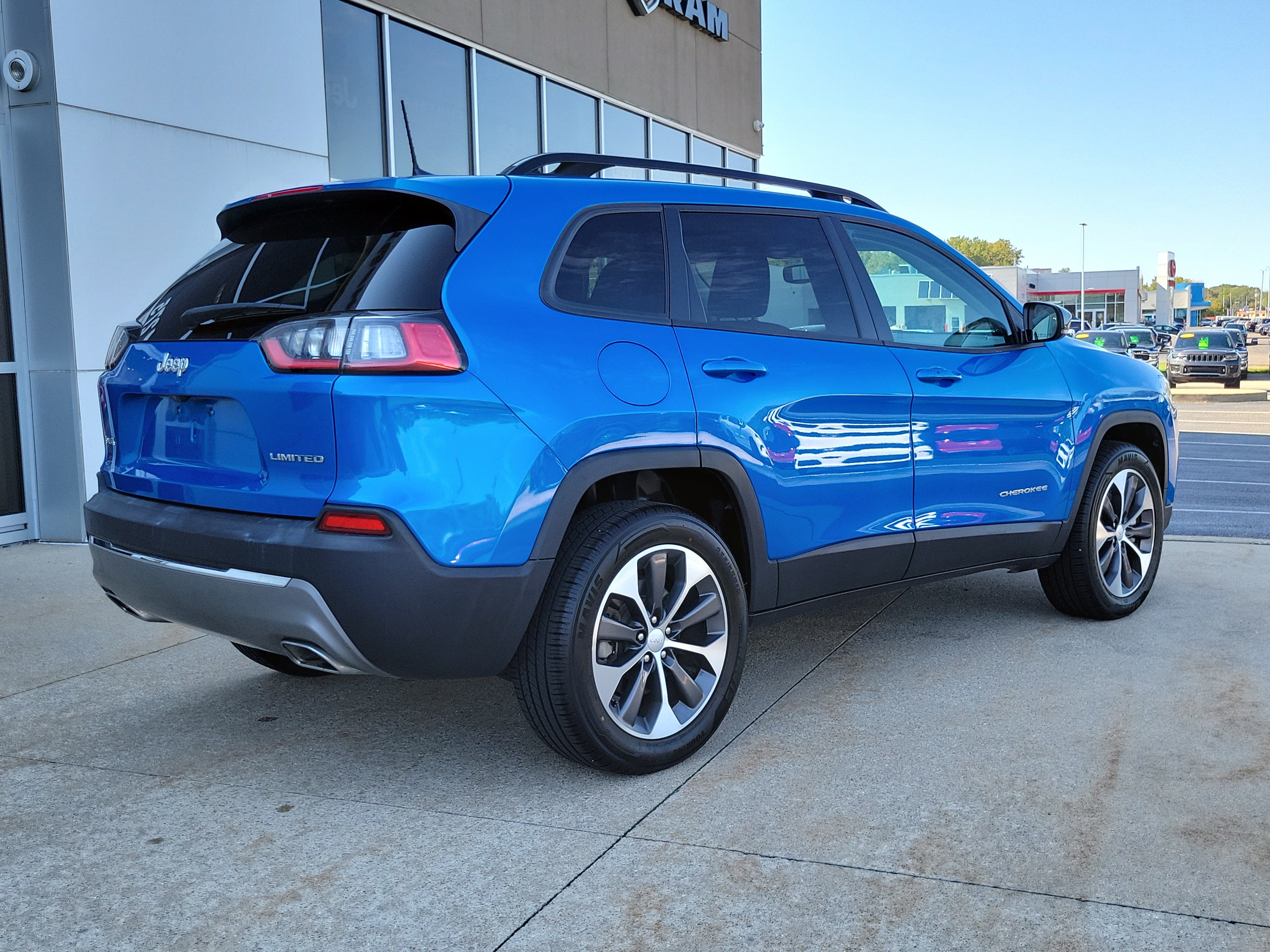 Used 2022 Jeep Cherokee Limited w/ Elite Package AWD/4WD image 4