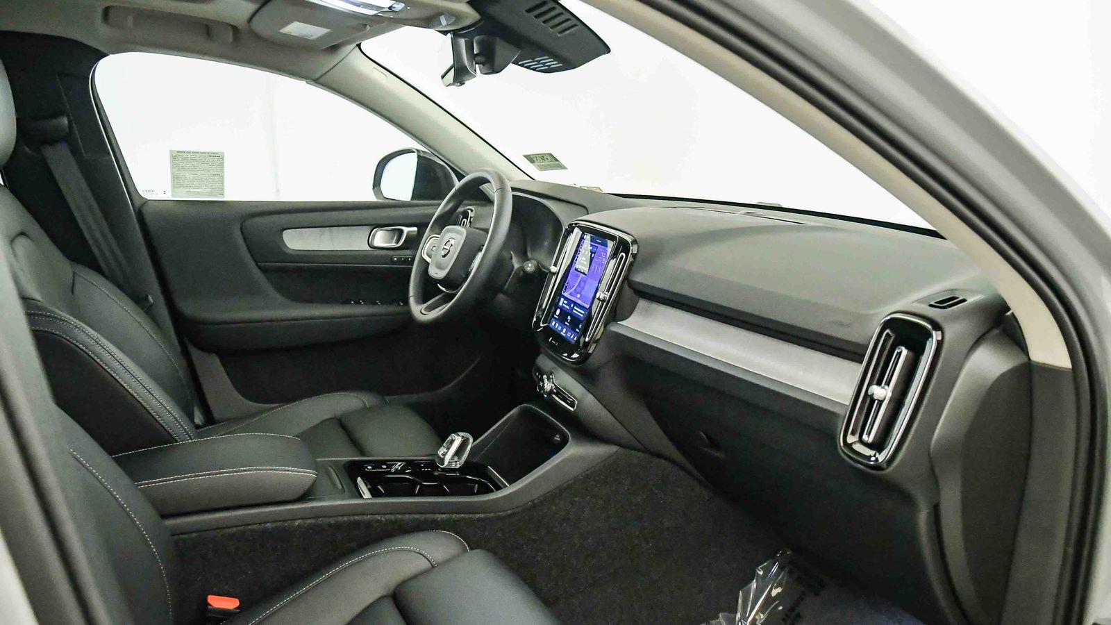 Certified 2025 Volvo XC40 B5 Plus w/ Protection Package Premier image 16