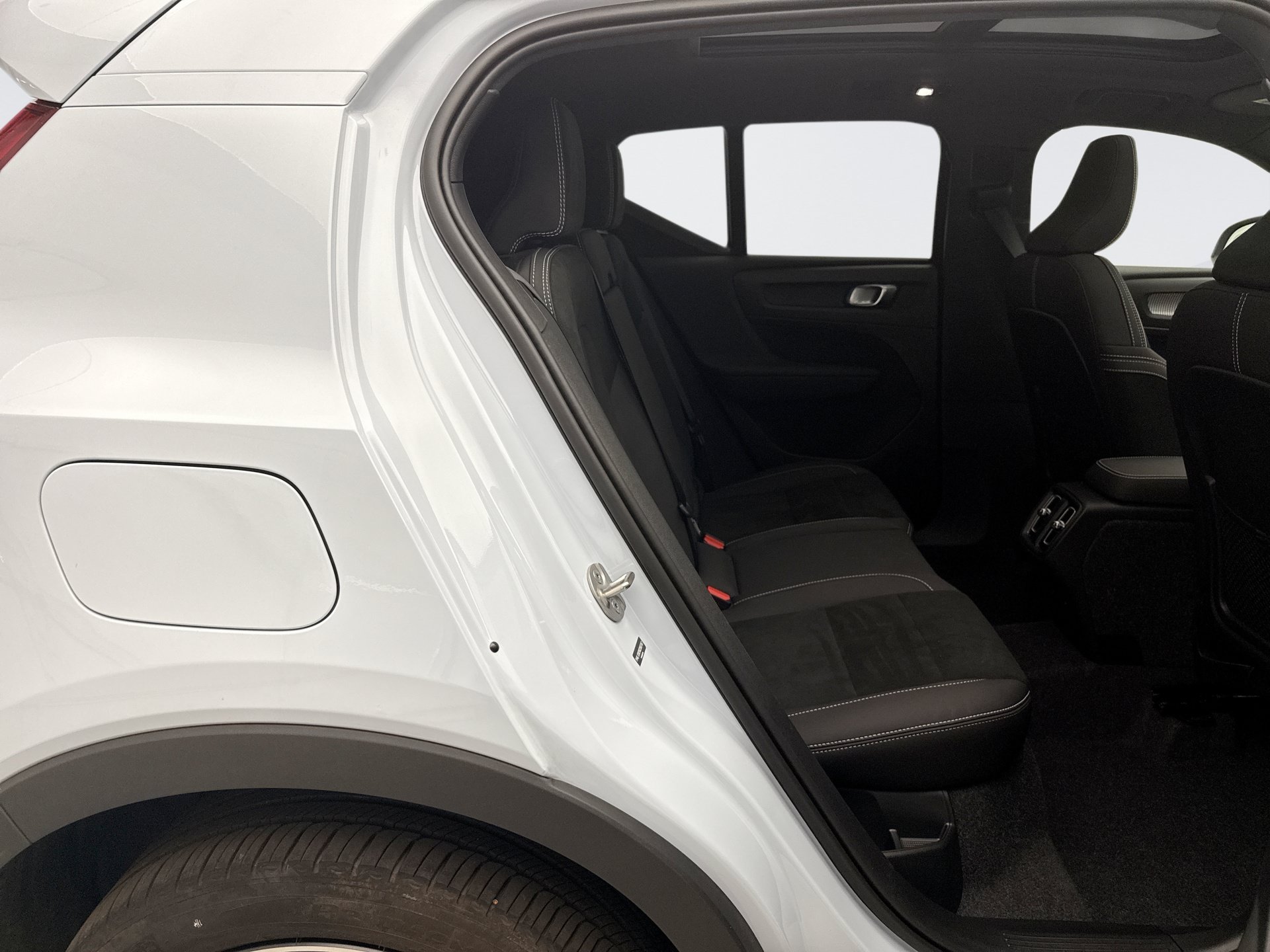 Used 2025 Volvo XC40 B5 Plus AWD/4WD image 19