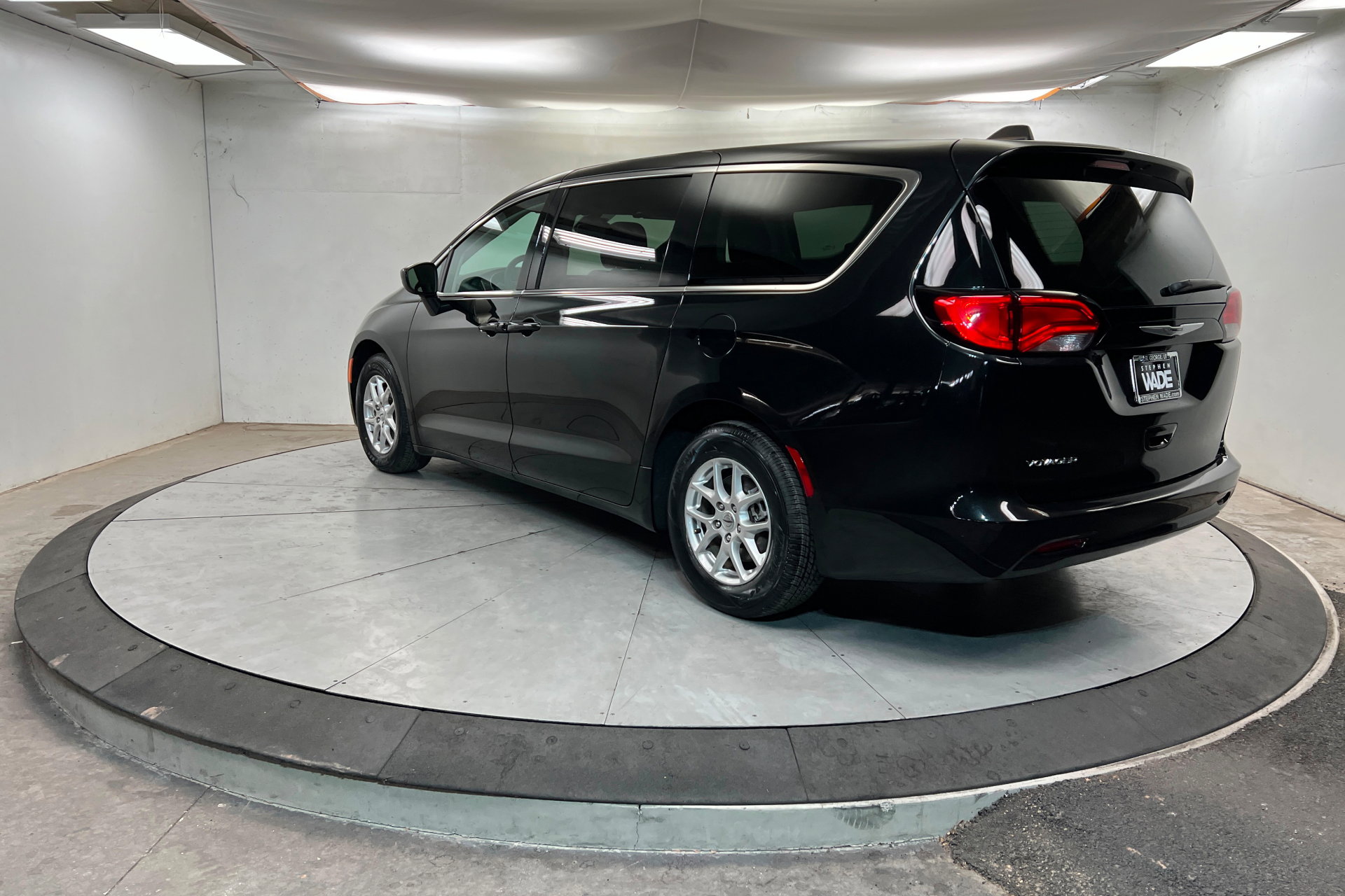 Certified 2023 Chrysler Voyager LX image 3