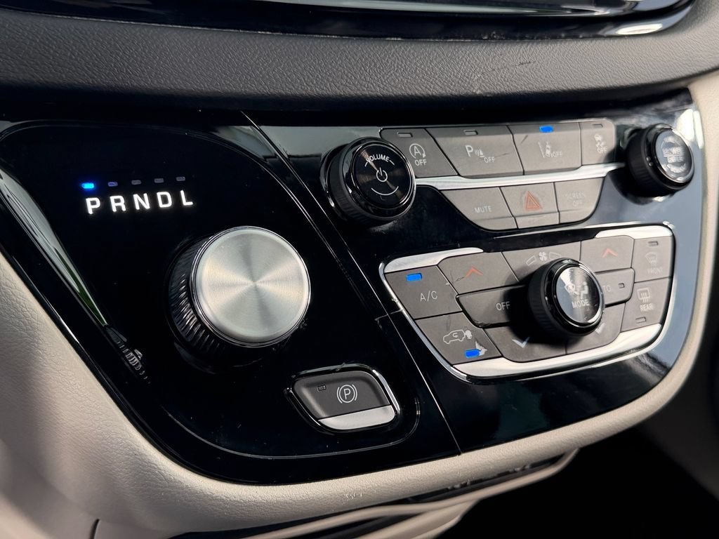 Used 2023 Chrysler Pacifica Touring-L FWD image 19
