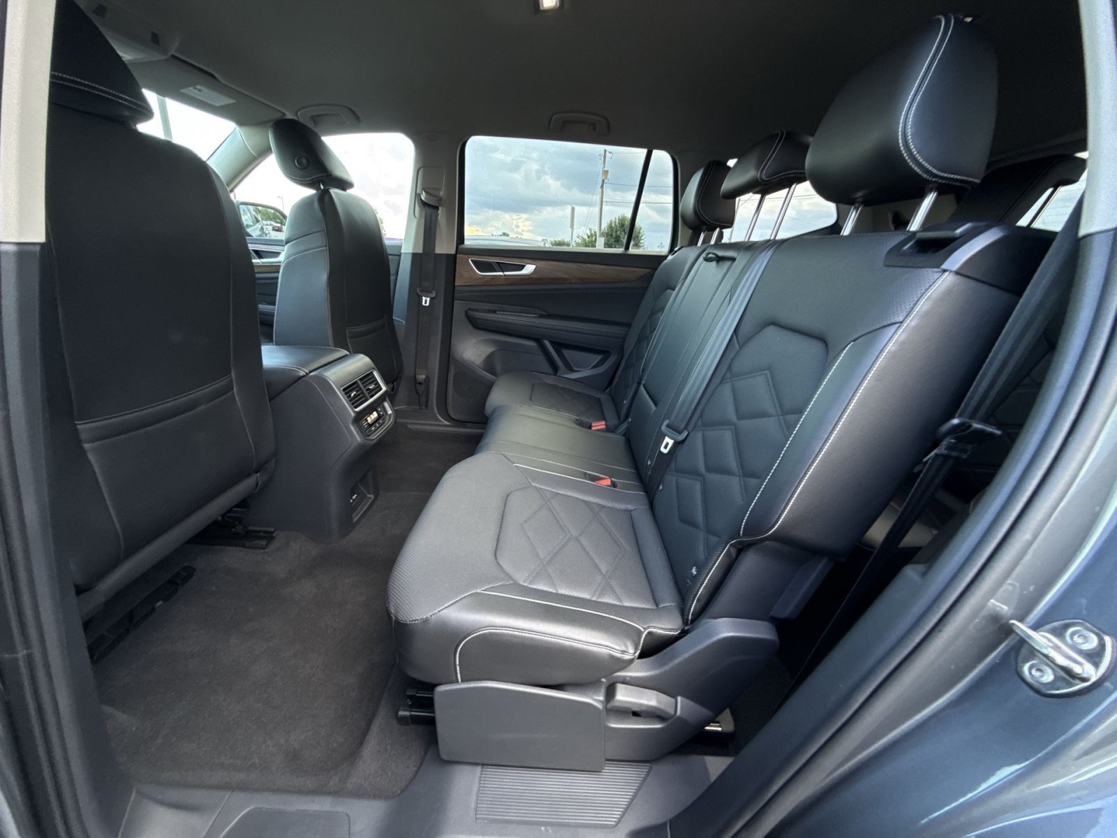 Used 2024 Volkswagen Atlas SE AWD/4WD image 24