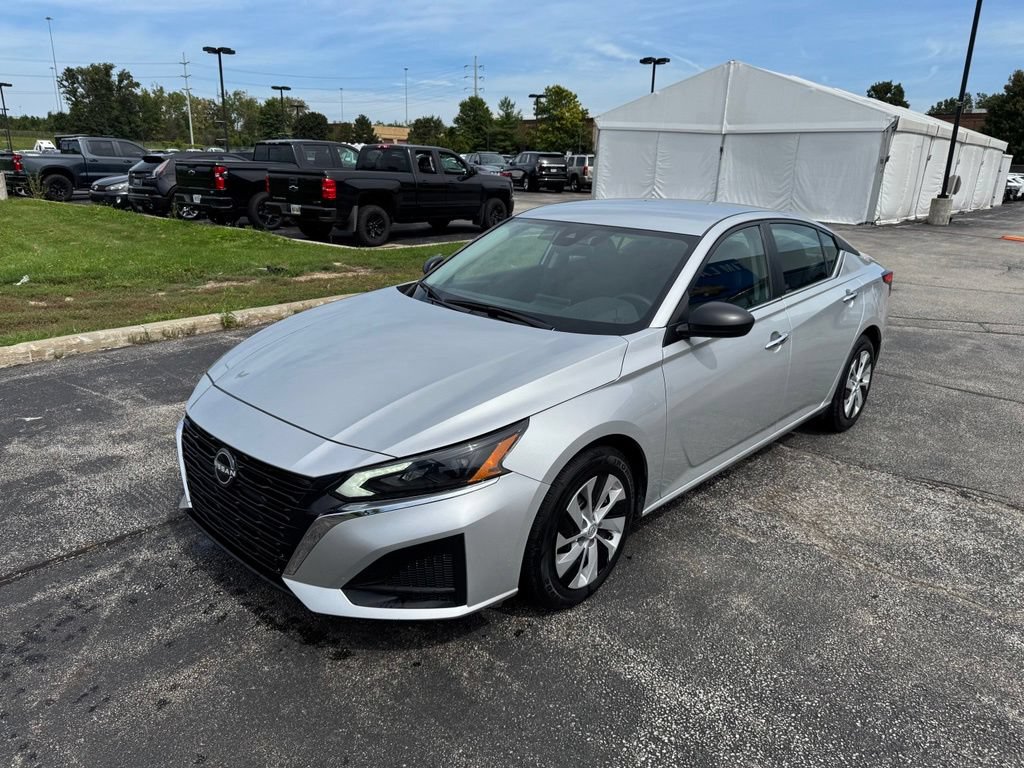 Used 2024 Nissan Altima 2.5 S FWD image 3