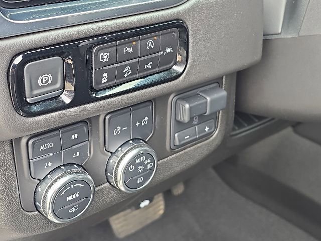 Used 2025 GMC Yukon Denali w/ Sun & Power Step Package AWD/4WD image 30