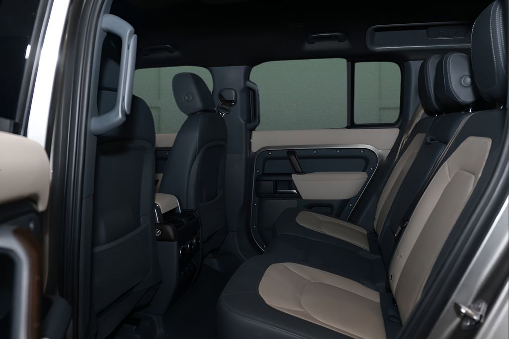 Used 2023 Land Rover Defender 110 X-Dynamic SE image 12