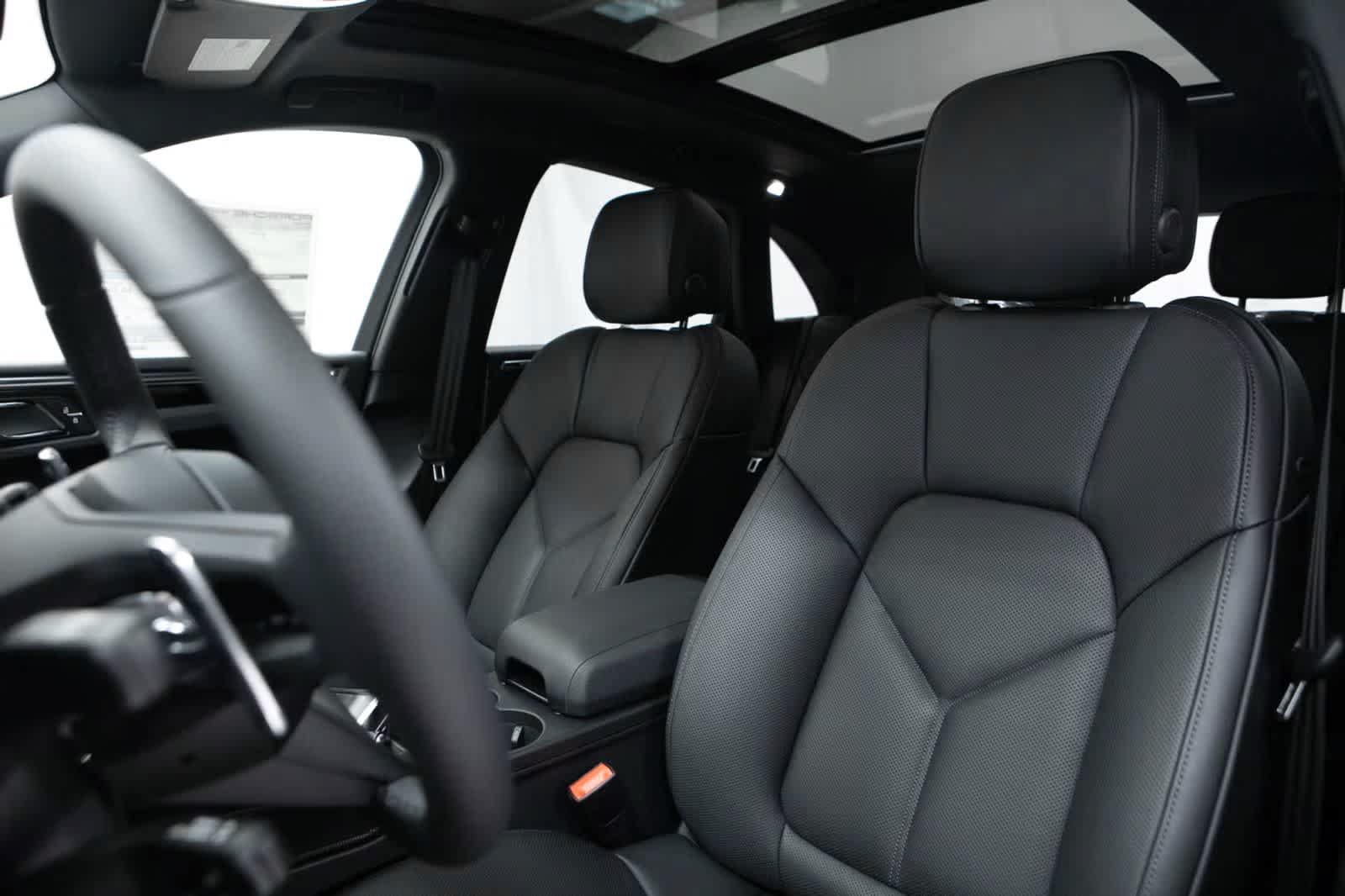 Certified 2026 Porsche Macan AWD/4WD image 5
