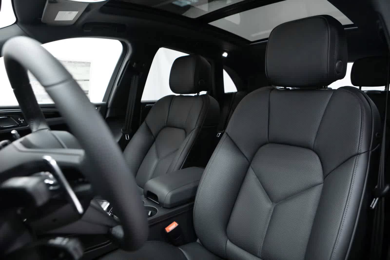 Certified 2026 Porsche Macan AWD/4WD image 5