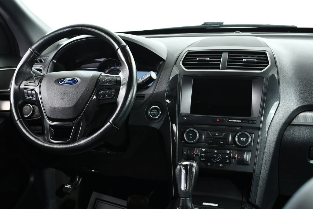Used 2018 Ford Explorer XLT w/ Equipment Group 202A AWD/4WD image 8
