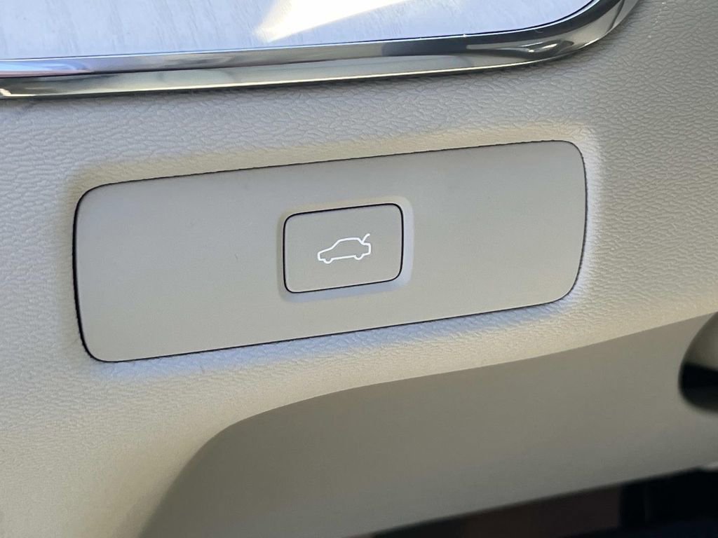 New 2026 Volvo XC60 B5 Ultra w/ Climate Package image 23