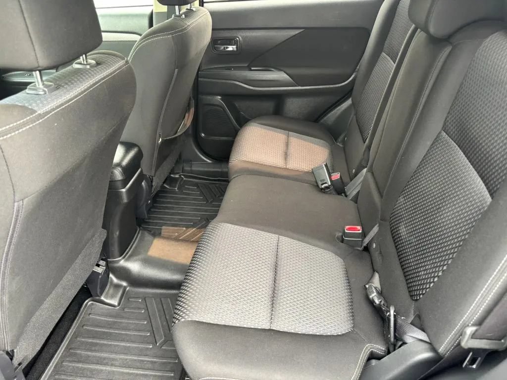 Used 2018 Mitsubishi Outlander SEL AWD/4WD image 12