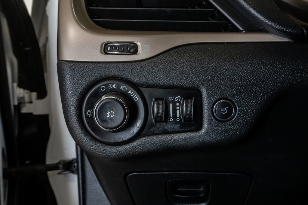 Used 2015 Jeep Cherokee Latitude w/ Comfort/Convenience Group FWD image 16