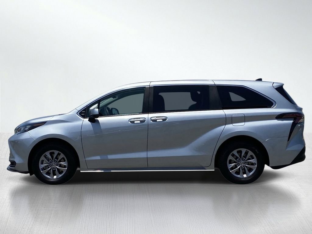 Used 2025 Toyota Sienna LE FWD image 2
