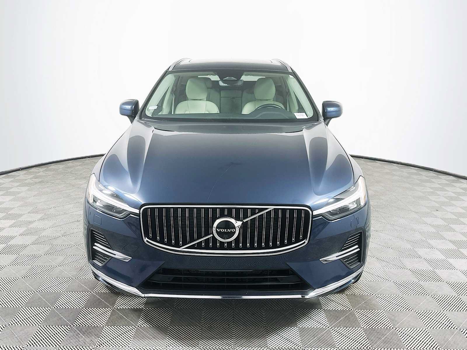 Used 2023 Volvo XC60 B5 Plus w/ Protection Package Premier FWD image 2